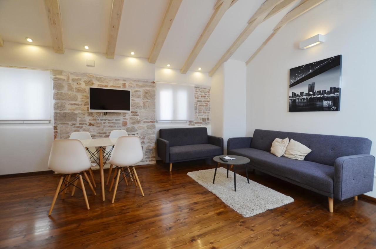 Grisia Apartments Ровин Екстериор снимка