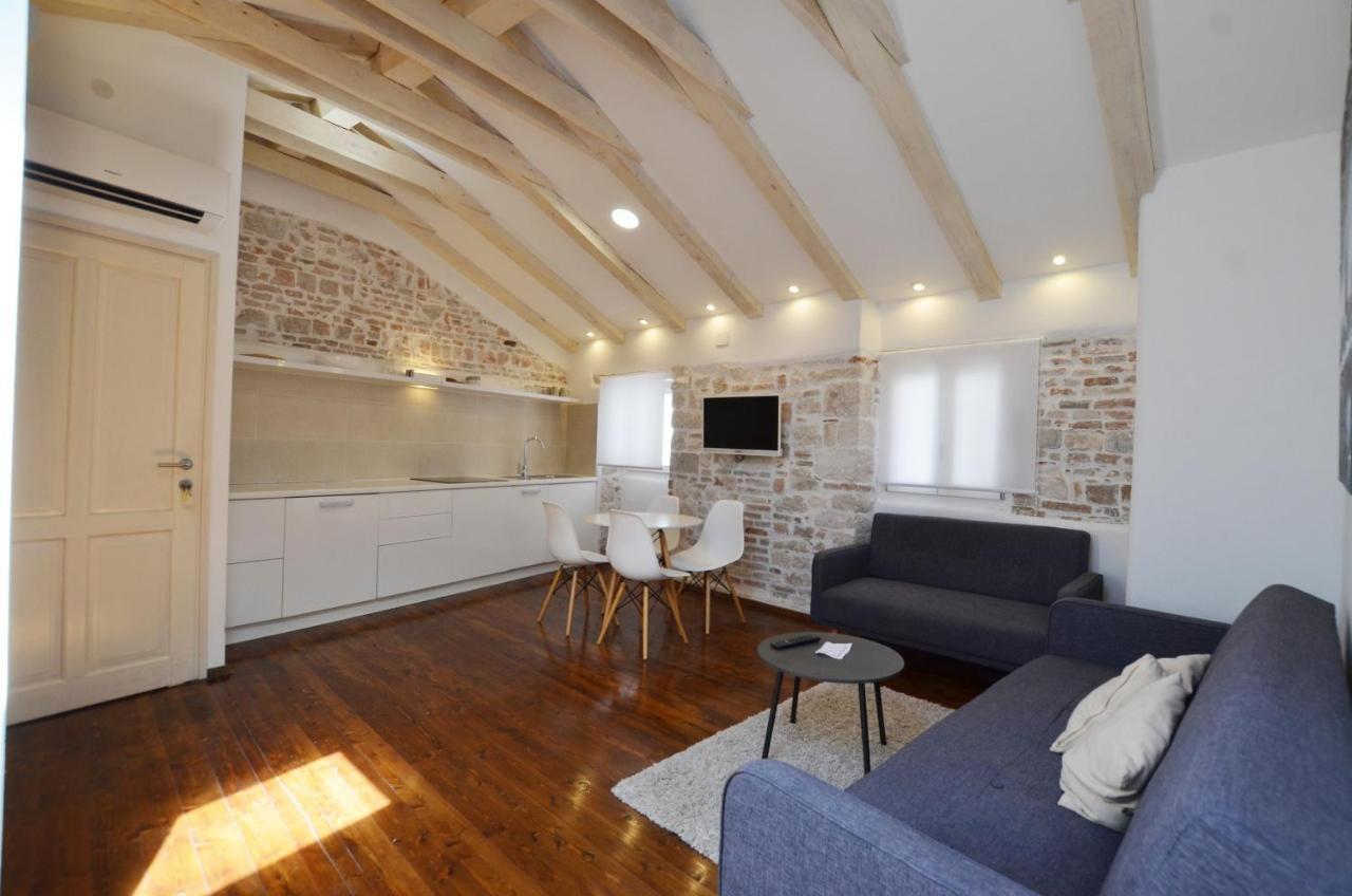Grisia Apartments Ровин Екстериор снимка