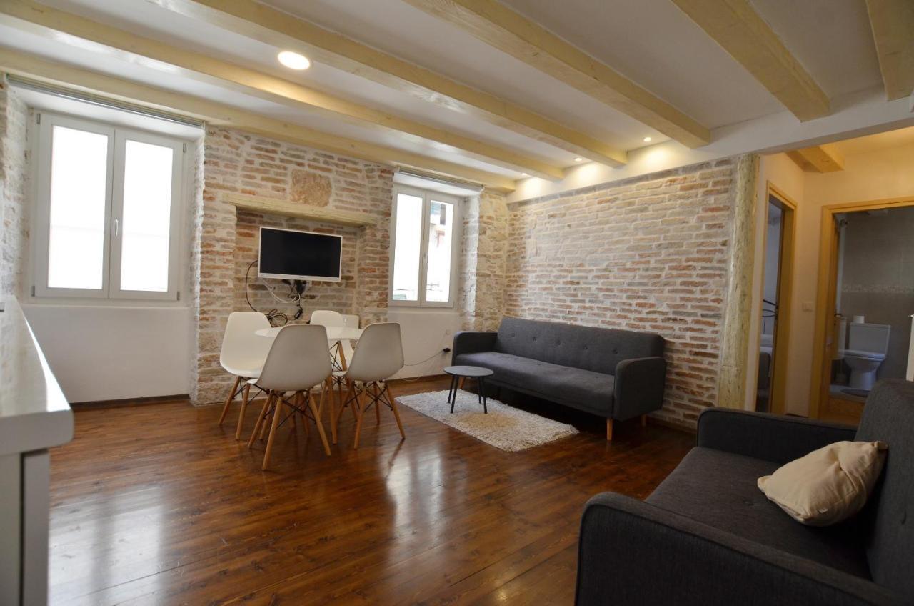 Grisia Apartments Ровин Екстериор снимка